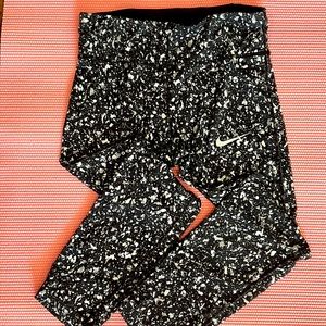Nike cropped leggings 21 inch inseam size small. GUC no damages. Black speckled